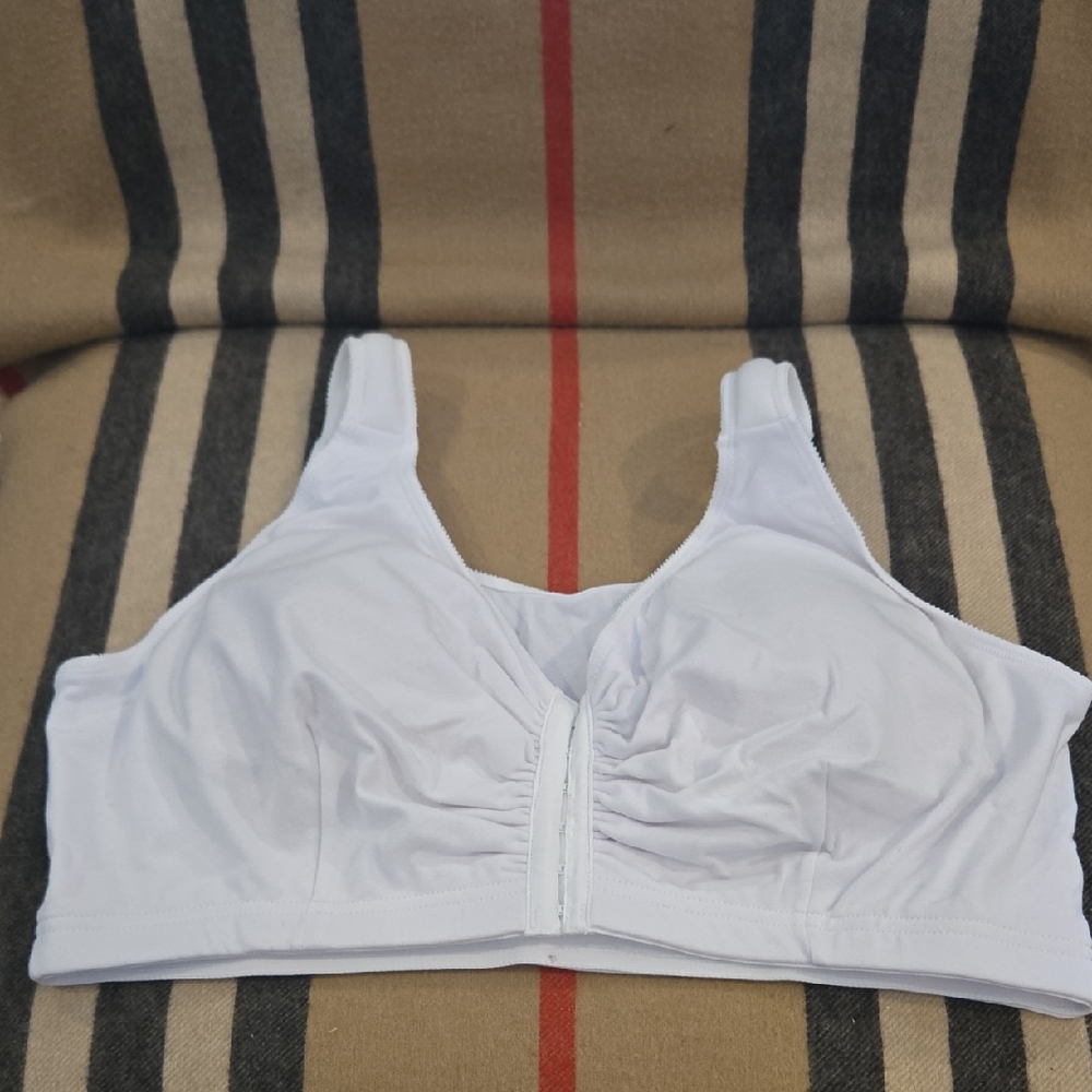 Underworks White Mastectomy Bra And Breastforms Sz 48-50 NWT